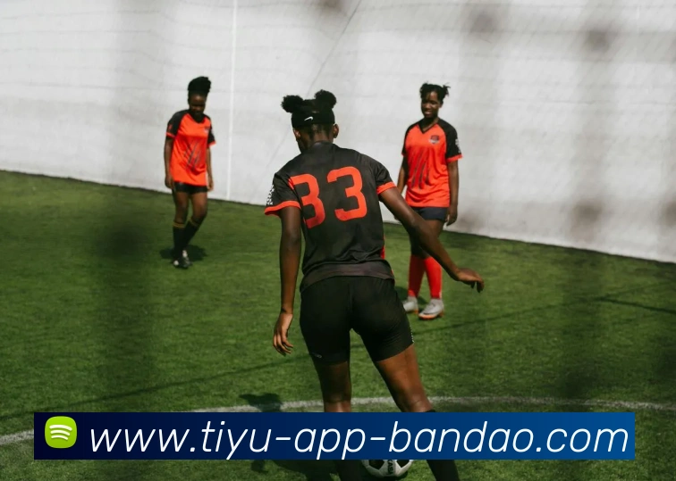 曼联拒绝引进39岁拉莫斯坚持不再追求高薪老将策略